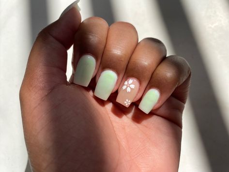 Light Green Summer Nails, Light Green Nails Short, Soft Green Nails, Nails With Daisies, Pastel Green Nails, Tiana Costume, Cute Easy Nail Designs, Mint Green Nails, Pastel Nail Art