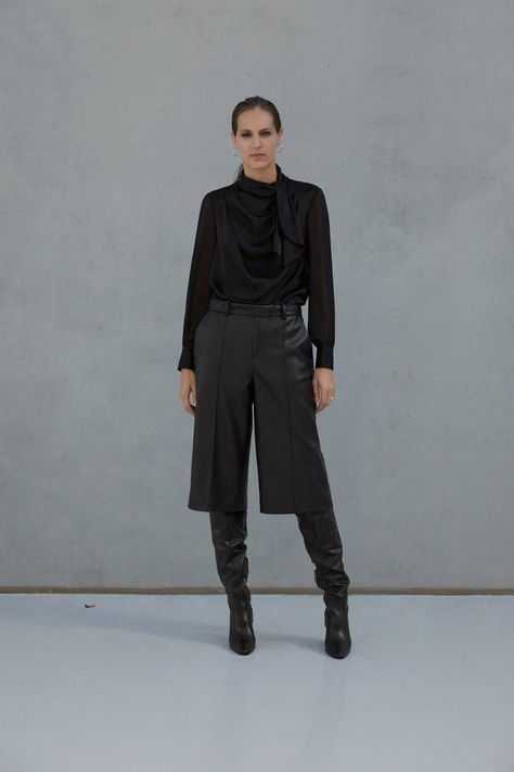 Leather Culottes, Leather Trend, Best Blazer, Faux Leather Shorts, Trending Boots, Leather Shorts, Basic Outfits, Sweaters Oversized, Who What Wear