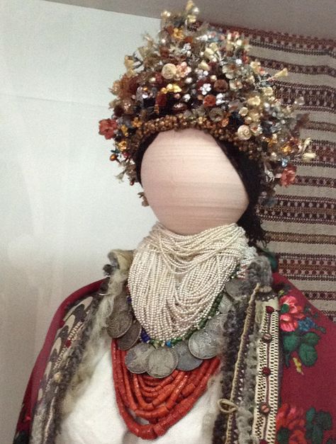 The variety of Ukrainian women’s folk headdresses (+ photos) - Nationalclothing.org Wealthy Woman, Ivano Frankivsk, Ukrainian Wedding, Folk Decor, Necklaces Pearl, Ukrainian Clothing, Lovely Wedding Dress, Bridal Headwear, Bridal Headdress