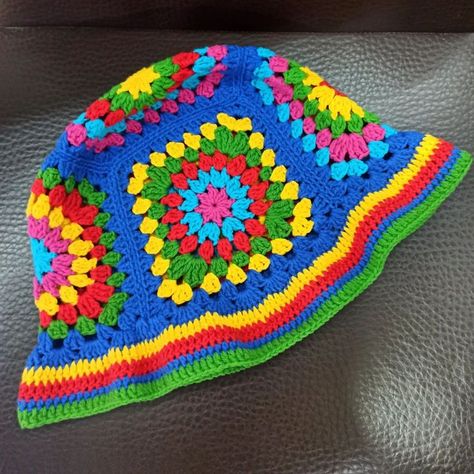 Crochet Granny Square Hat, Trendy Crochet Sweater, Granny Square Hat, Easy Granny Square, Crochet Adult Hat, Lace Designs, Crochet Collection, Crochet Easy, Crochet Sandals