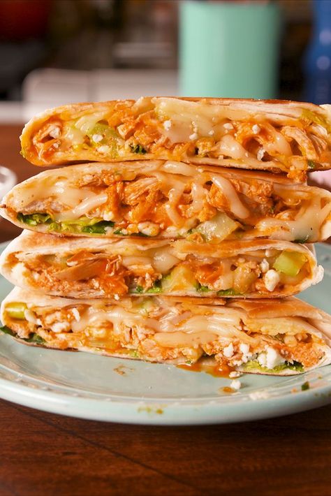 Taco Bell Fans, You Need To Try This Buffalo Chicken Crunchwrap.Delish Chicken Crunchwrap, Crunchwrap Recipe, Buffalo Chicken Wraps, Buffalo Chicken Recipes, Crunch Wrap, Low Carb Chicken Recipes, Chicken Quesadillas, Mini Pizza, Diet Vegetarian