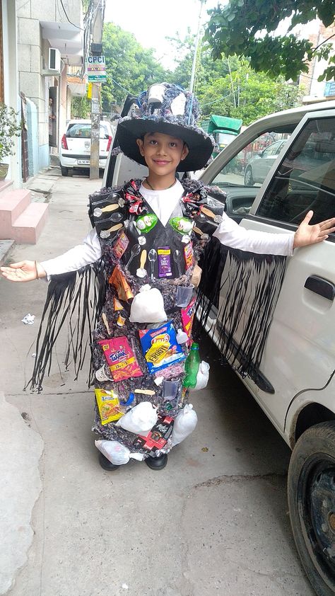 Recycled Fashion For Men, Garbage Dress, Trash Costume, Trash Bag Dress, Wise Man Costume, Fancy Dress Costumes Kids, Fancy Dress Competition, Spirit Week Outfits, Fashion Competition