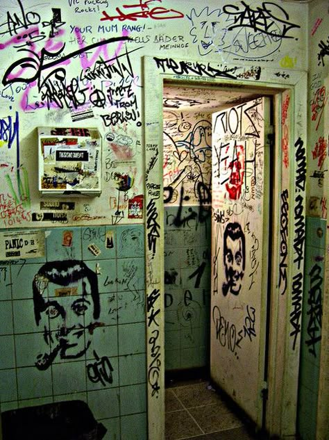 Bathroom Graffiti, Bathroom Stall, Street Graffiti, Grunge Photography, Street Art Graffiti, Art Graffiti, Dark Anime, Grunge Aesthetic, Graffiti Art