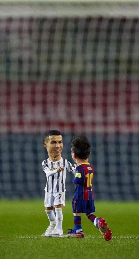 Mini Messi, Meme Messi, Funny Soccer Pictures, Funny Football Pictures, Messi Y Cristiano, Cr7 Vs Messi, Funny Soccer Videos, Cristino Ronaldo, Soccer Photography