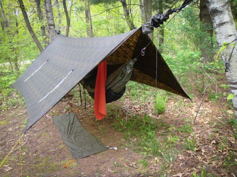 Hammock & Tarp Hammock Tarp, Zelt Camping, Bushcraft Shelter, Camping Site, Camping Shelters, Canoe Camping, Bushcraft Skills, Camping Hacks Diy, Survival Quotes