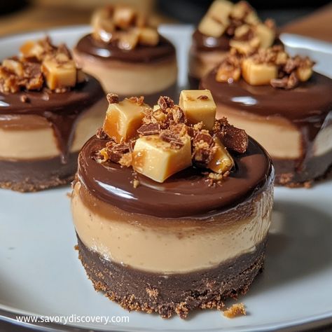 No Bake Chocolate Caramel Cheesecake Bites - Page 2 of 4 - Savory Discovery Caramel Cheesecake Bites, 3 Ingredient Cheesecake, Chocolate Caramel Cheesecake, Boston Cream Pie Cupcakes, 2 Ingredient Fudge, Caramel Bites, Cinnamon Roll Cheesecake, Zesty Sauce, Salted Caramel Brownies