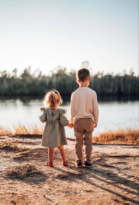 Brother Sister Family Photos, Siblings Family Photos, Boho Sibling Photoshoot, Brother And Sister Outdoor Photoshoot, Sibling Shoot Ideas, Sibling Easter Photos, Sibling Birthday Photoshoot, Sibling Fall Photoshoot Ideas, Poses For Siblings Brother Sister