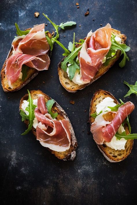 Bruschetta Recipe With Goat Cheese, Appetizers With Prosciutto, Christmas Bruschetta, Bruschetta Prosciutto, Brunch Bruschetta, Toast Appetizers, Prosciutto Toast, Prosciutto Bruschetta, Proscuitto Appetizers