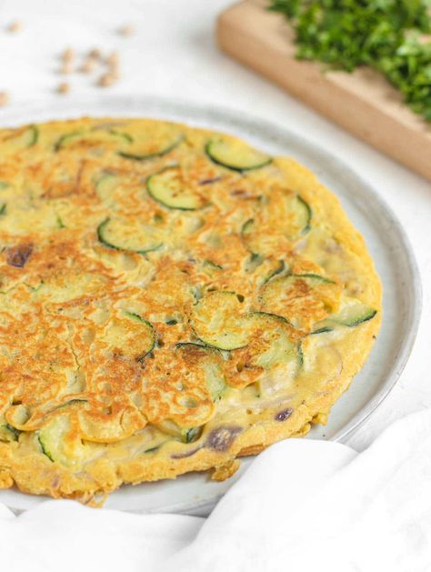 Would you believe me if I told you that this eggless vegan frittata with zucchini, made in 15 minutes with chickpea flour, is just as good as a traditional frittata? Probably not. Because before I made it, I didn't believe it either. This vegan frittata is crisp on the outside, soft and moist on the inside, and for some reason it feels like eating a regular egg frittata. Vegan Frittata, Vegan Brunch Recipes, Plant Based School, Vegan Protein Recipes, Vegan Brunch, Vegan Banana Bread, High Protein Vegan, Vegan Banana, Chickpea Flour