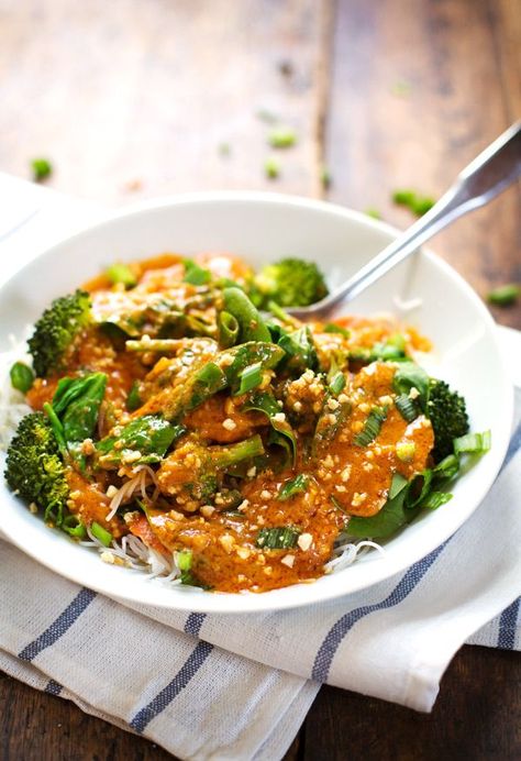 Red Thai Curry Sauce - Thai sauce for rice, vegetables, noodles, or basically anything. | pinchofyum.com Thai Mat, Thai Curry Sauce, Red Thai Curry, Red Curry Sauce, Red Thai, Pinch Of Yum, Smoothies Vegan, Sauce For Rice, Thai Curry