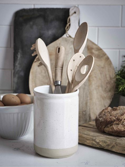 We often overlook the importance of good design for the small necessities in our lives. Beauty and utility go hand in hand with our beautiful natural stoneware utensil holder.With its understated simplicity, this elegant piece makes reaching for those daily essentials in any kitchen easy. Made from premium stoneware, the tactile finish consists of a speckle glazed finish, creating unique subtle differences between every single piece.Easy to clean, and in true keeping with its practicality, it Utensil Jar, Scandi Kitchen, Ceramic Utensil Holder, Nordic House, Speckle Glaze, Scandi Decor, Cerámica Ideas, Kitchen Utensil Holder, Boho Kitchen