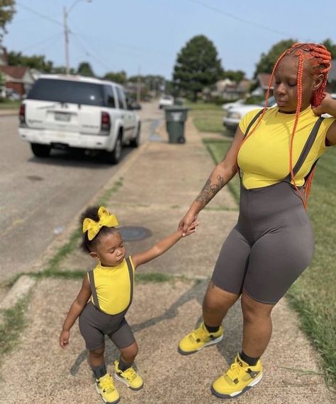 Matching Mommy Daughter Outfits, Mommy Daughter Photoshoot, Mommy Daughter Pictures, Kids Outfits Daughters, Mommy And Baby Pictures, Mom Daughter Outfits, Mommy Daughter Outfits, Mother Daughter Fashion, Mother Daughter Matching Outfits