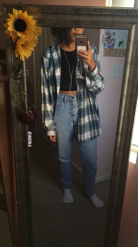 I literally wear outfits like this on a daily basis lol weird I came across this pin. 21 Aesthetic, 90s Fashion Trends, Look Grunge, Aesthetic Men, Cooler Style, Mode Grunge, Flannel Outfits, 90s Fashion Grunge, Fashion 80s