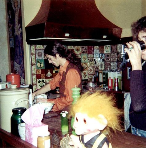 clearer shot of him in the early days of Friar Park. His kitchen is rather large and in the early days was where he would host guests while he was doing home renovations. George Harrison House, Friar Park, Beatles George Harrison, Beatles George, Beatles Photos, Cover Band, The Fab Four, Park Photos, Troll Dolls