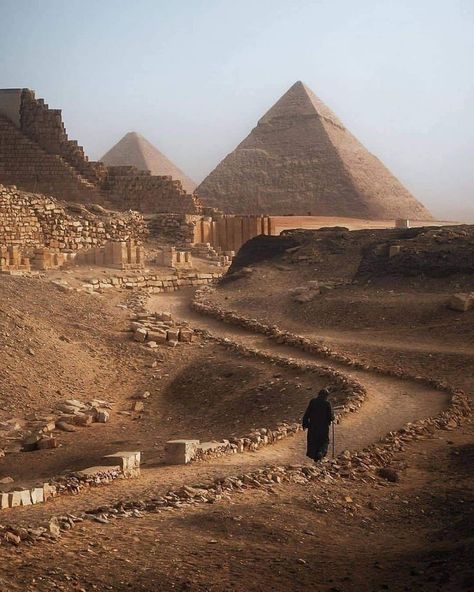 Ancient Egypt Aesthetic, Starověký Egypt, Egypt Aesthetic, Pyramids Egypt, Ancient Egypt History, Great Pyramid Of Giza, Egyptian Pyramids, Egypt History, Valley Of The Kings