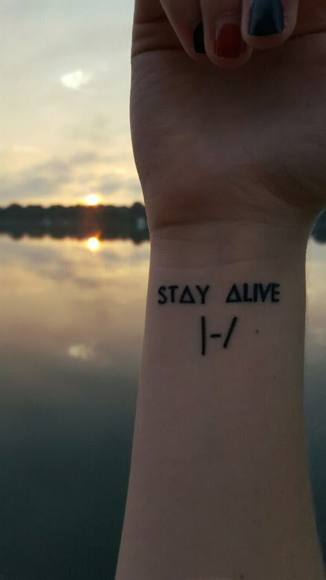 Stay alive 21 One Pilots, Tatuagem Twenty One Pilots, Twenty One Pilots Tour, Alive Tattoo, Twenty One Pilots Tattoo, Catwalk Makeup, Pilot Tattoo, Twenty On Pilots, Twenty One Pilots Art