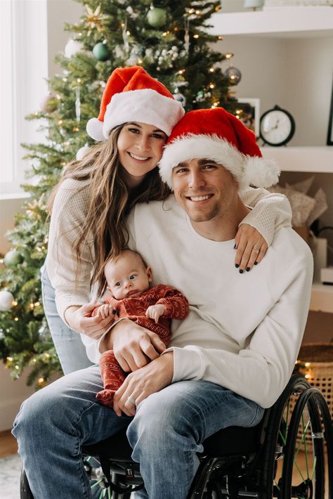 Wheelchair couple christmas cards 2021 @sloanoliviaphotography Christmas Family Photos With Baby, Christmas Couple Pictures, Newborn Family Pictures, Couple Christmas Card, Christmas Baby Pictures, Xmas Couple, Comfortable Summer Outfits, Christmas Family Photoshoot, Family Photos With Baby