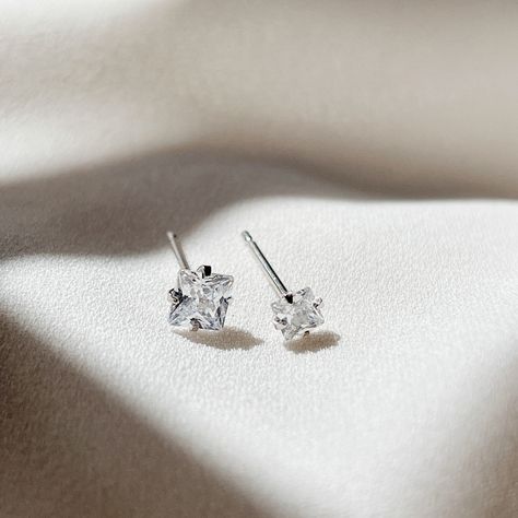 Diamond Stud Earrings Aesthetic, Silver Stud Earrings Aesthetic, Square Diamond Studs, Jewel Makeup, Square Diamond Earrings, Square Crystal Earrings, Square Crystal, Square Earrings Studs, Small Earrings Studs