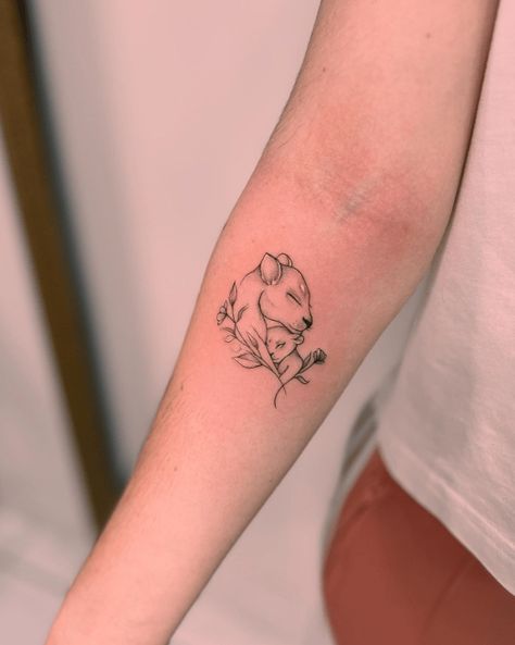 50 Chic Small Tattoos For Women To Steal Your Heart - 2024 Small Tattoos For Women, Stunning Tattoos, Tato Minimal, Tiny Wrist Tattoos, Mom Tattoo Designs, Mommy Tattoos, Small Pretty Tattoos, Petite Tattoos, Cool Small Tattoos