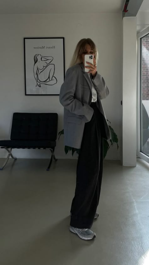 Old Money Shoes, Capsule Wardrobe 2023, Rich Person, Cold Fashion, New Balance Outfit, Bank Check, Fashion Capsule Wardrobe, Scandinavian Fashion, Minimal Outfit