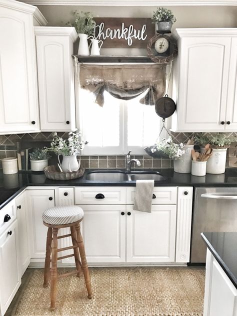 Modern Farmhouse Kitchen Decor, Farmhouse Remodel, Kitchen Decor Themes, Kitchen Farmhouse, Farmhouse Sink Kitchen, Chic Kitchen, Shabby Chic Kitchen, Farmhouse Style Kitchen, Modern Farmhouse Kitchens