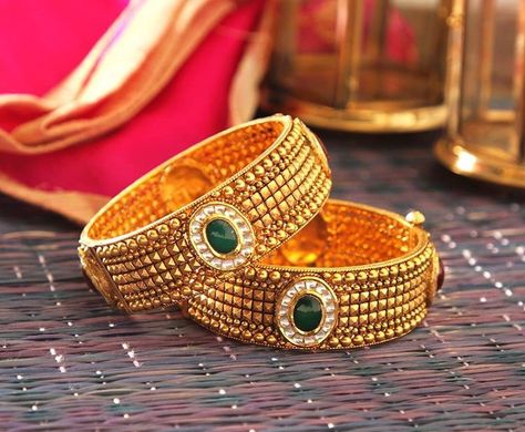 Manubhai Jewels Patla Bangles Gold, Amrapali Jewels, Gold Bangles Indian, Indian Celebrity, Gold Temple Jewellery, Gold Bridal Necklace, Gold Bangles For Women, Gold Bangle Set, Fancy Jewelry Necklace