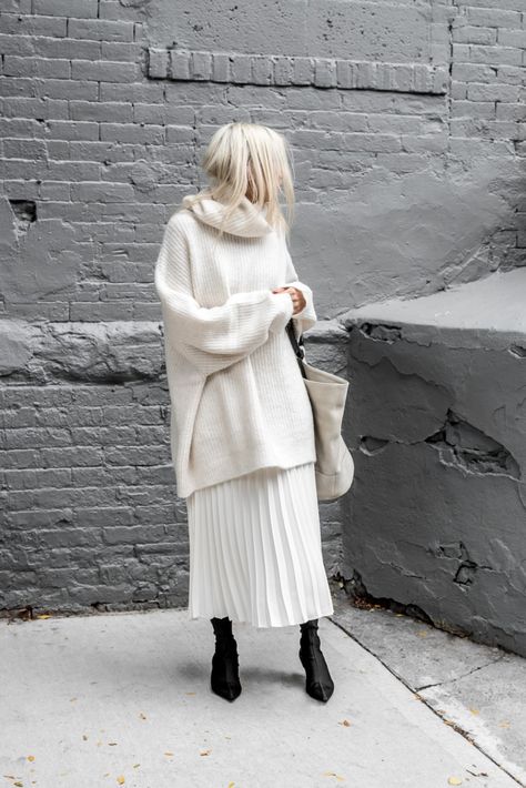 Casual Friday Work Outfits, Friday Outfit For Work, Ootd Zara, Minimalist Fashion Outfits, Minimalist Moda, Winter Mode Outfits, Minimalistic Outfits, Winter Whites, Big Sweaters