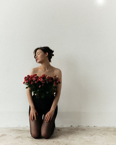 Flower Chest Photoshoot, Creative Portrait Photography, Fashion Photography Inspiration, Creative Portraits, Birthday Photoshoot, Strike A Pose, Birthday Photos, Photography Inspo, Photography Inspiration