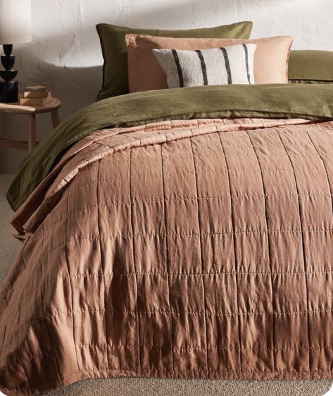 Linen Bedspread Natural, Simple Bedspread Ideas, Bedspread Styling, Rust And Pink Bedroom, Pink And Green Home Decor, Bedding Colour Scheme, Coloured Bedding, Bedspread Ideas, Layered Bed