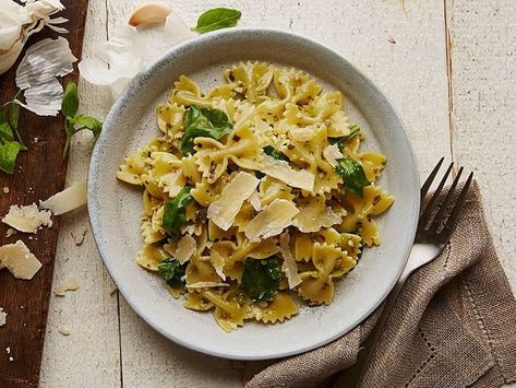 Barilla® Protein+™ Farfalle with Baby Kale & Butternut Squash | Barilla Super Green Pasta, Green Pasta Recipe, Pasta Recipes For Dinner, Barilla Recipes, Pasta Ideas, Diner Ideas, Barilla Pasta, Green Pasta, Pasta Pesto