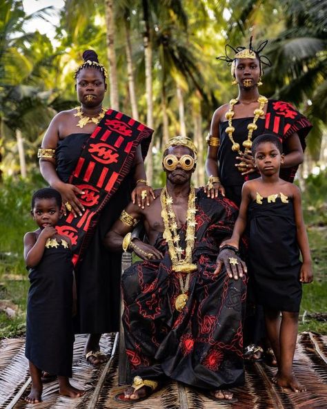 Ghana Culture, African Swimwear, African Mythology, Ghana Fashion, African Artwork, Black Royalty, Ghanaian Fashion, Fashion Media, African People