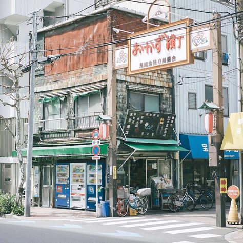 ꒰ 💌 ꒱┊𝚙𝚒𝚗𝚝𝚎𝚛𝚎𝚜𝚝: 𝟹𝚒𝚗𝚜𝚘𝚘 Japanese City Art Anime, Reference Perspective, Japan Neighborhood, Japanese Cityscape, Japanese Buildings, Building Aesthetic, Bg Design, Street Corner, Japan Street