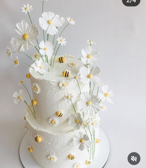 Daisy Flower Birthday Party Ideas, Daisy Baby Shower Ideas, 1st Bee Day Party Ideas Girl, Daisy Themed Baby Shower Ideas, My First Bee Day, First Bee Day, Bee Birthday Cake, Daisy Cake, Dummy Cake