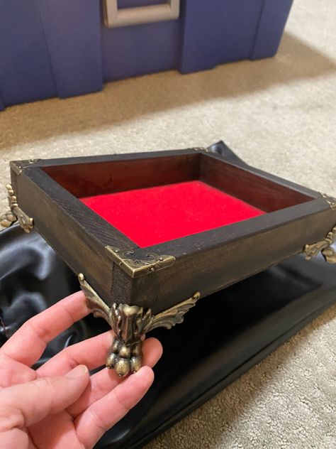 Dnd Dice Tray Design, Dice Box Ideas, Diy Dnd Dice Tray, Dnd Dice Box Diy, Dice Tray Diy, Dice Box Diy, Diy Dice Tray, Dice Display, Dnd Decor