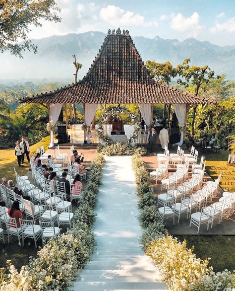 FORNIA on Instagram: “Hanson & @isable_xu ‘s beautiful wedding venue ✨✨ @pl.borobudur” Wedding Inspo Outdoor, Dekor Nikahan, Dekorasi Wedding, Moodboard Wedding, Javanese Wedding, Dream Wedding Decorations, When I Get Married, Wedding Hall, Beautiful Wedding Venues