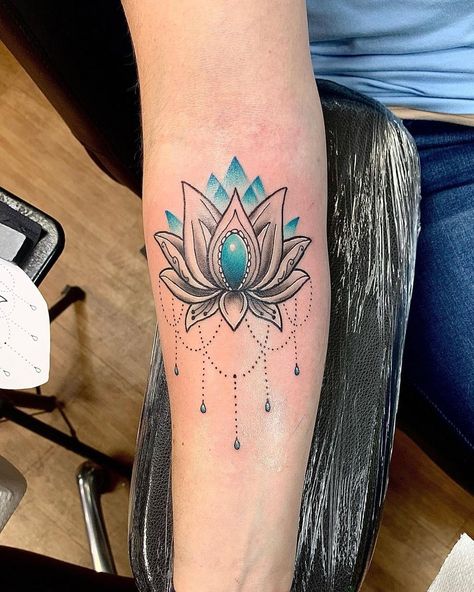 Colorful Minimalist Tattoo, Lotus Ankle Tattoo, Attractive Tattoos, Mandala Tattoo Designs, Tattoo Colour, Mandala Colorful, Mandala Flower Tattoos, Mandala Tattoos, Mandala Lotus