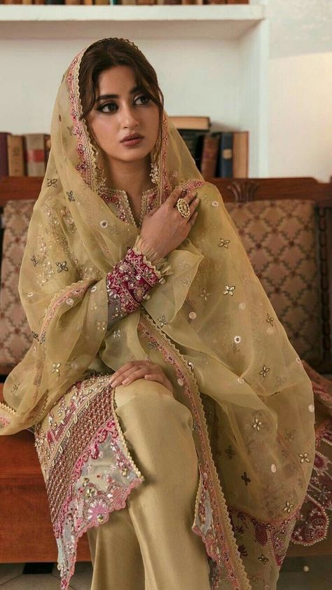 ❤ Dupatta On Head Style Pakistani, Dupatta On Head Style, Dupatta On Head, Bride Aesthetic, Framing Bangs, Pakistani Designer Clothes, Embroidery Fashion Detail, Sajal Ali, Hijab Outfits