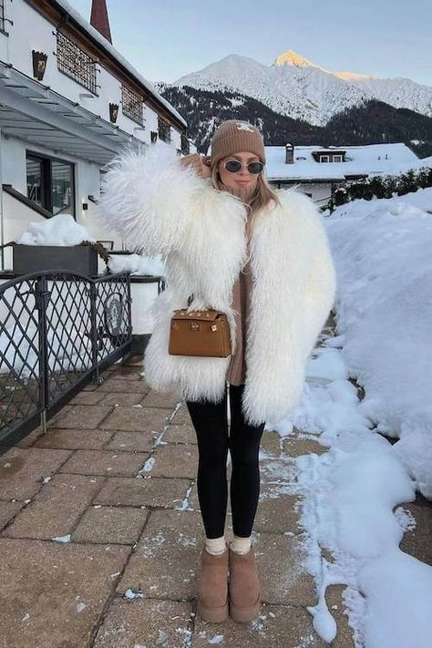 50+ Perfect UGGs Outfit Ideas to Be Cozy and Stylish (Platform, Tasman, Classic Mini, and More) White Fluffy Jacket Outfit, White Fur Jacket Outfit, White Fur Coat Outfit, Fur Jacket Outfit, White Fur Jacket, Fur Coat Outfit, Cosy Outfit, Snow Outfit, Uggs Outfit