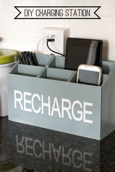 Diy Charging Station, Cell Phone Charging Station, Phone Charging Station, Random Tips, Organization Station, Woodwork Projects, Mini Office, Charging Stations, Organisation Hacks