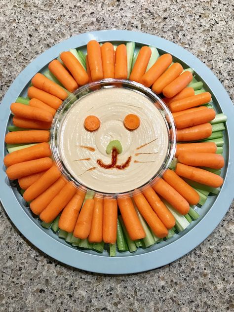 Lion Veggie Tray, Lion Veggie Tray Jungle Party, Jungle Party Food, Safari Party Foods, Safari Food, Lion Birthday Party, Safari Theme Birthday Party, Meat And Cheese Tray, Theme Snack