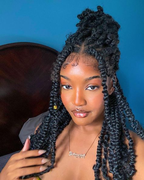 Girl With Pigtails, Faux Locs Hairstyles, African Hair Braiding Styles, Hair Guide, African Braids Hairstyles, Locs Hairstyles, Baddie Hairstyles, Twist Braids, African Hairstyles