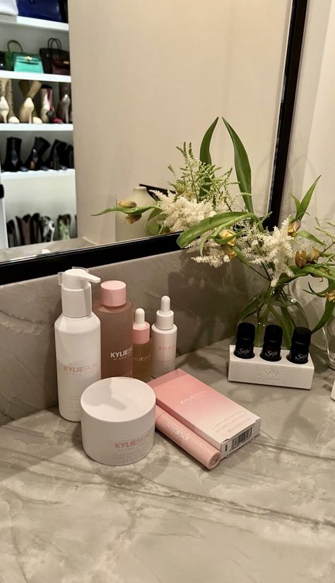 Kylie Jenner Bathroom, Kylie Cosmetics Store, Skincare Girl, Kylie Skin, Chanel No 5, Kylie Kristen Jenner, Old Money Aesthetic, Everything Pink, Kardashian Jenner