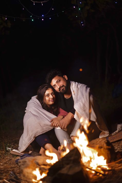 Campfire Pre Wedding Shoot, Fire Camp Couple Photoshoot, Fire Camp Couple Poses, Winter Campfire Photoshoot, Bonfire Photoshoot Couple, Photoshoot Outdoor Ideas, Shadi Pose, Campfires Photography, Cruise Restaurant