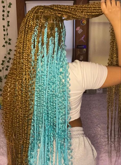 Graduation Cap Hairstyles, Peekaboo Braids, Cap Hairstyles, Peekaboo Hair Colors, Cute Box Braids, Twisted Hair, Peekaboo Hair, Big Box Braids Hairstyles, Colored Braids