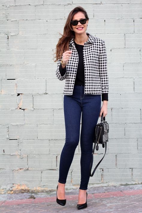 Checkered Blazer Outfit, Sunday Fits, Outfit Con Blazer, Checkered Clothes, Checkered Outfit, Trendy Office Outfits, Flare Jeans Outfit, Cute Fall Outfit Ideas, Autumn Dresses