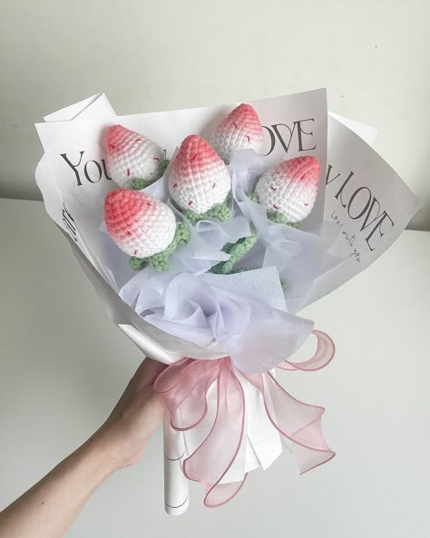 Strawberry Crochet Bouquet, Crochet Strawberries, Strawberries Bouquet, Strawberry Bouquet, Tops A Crochet, Diy Bouquet Wrap, Eid Crafts, Crochet Mask, Pretty Crochet