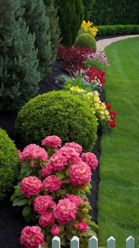 Front Yard Fence Line Landscaping Ideas That Wow - Cheerful Talks Walkway Flowers, Fence Line Landscaping Ideas, Fence Line Landscaping, Creative Fence, Enchanting Backyard, Colorful Flower Beds, Florida Landscape, Natural Fence, Yard Fence