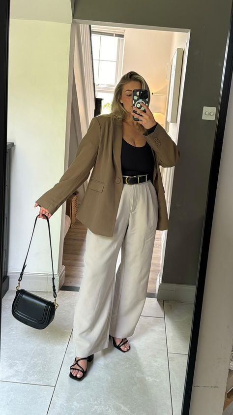 Carys Whittaker 🇬🇧 (@carys.whittaker) • fotos e vídeos do Instagram Midsize Summer Business Casual Outfits, Midsize Workwear Women, Fall Work Outfits Midsize Women, Mid Size Trousers Outfit, Simple Midsize Outfits, Carys Whittaker Outfits, Midsize Smart Casual, Office Outfits Midsize, Curvy Corporate Fashion