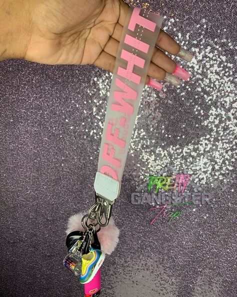 Key Chains Ideas, Off White Keychain, Diy Key, Purse Essentials, Car Inspiration, Accessories Packing, Pretty Cars, Small Business Ideas, Car Girls