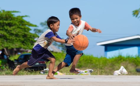 kids playing basketball!!!!! Kids Playing Sports, Benefits Of Sports, Kids Basketball, Playing Basketball, Sport Body, Sport Quotes, Basketball Game, Basketball Hoop, Health Promotion